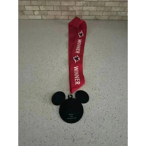 Disney Cruise Line DCL WINNER‎ Mickey Mouse Lanyard Medal Medallion Red Black - Picture 2 of 3
